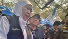 Gubernur Khofifah didampingi Wabup Sumenep saat di pantai salopeng 