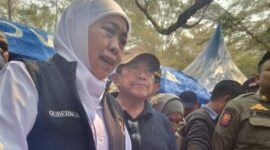Gubernur Khofifah didampingi Wabup Sumenep saat di pantai salopeng 