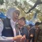 Gubernur Khofifah didampingi Wabup Sumenep saat di pantai salopeng 