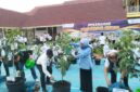 Gubernur Khofifah saat melakukan penanaman pohon di SMAN 2 Sumenep didampingi Kadisdik Jatim (kanan) dan Sekda Sumenep (kiri)