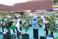 Gubernur Khofifah saat melakukan penanaman pohon di SMAN 2 Sumenep didampingi Kadisdik Jatim (kanan) dan Sekda Sumenep (kiri)