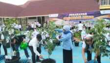 Gubernur Khofifah saat melakukan penanaman pohon di SMAN 2 Sumenep didampingi Kadisdik Jatim (kanan) dan Sekda Sumenep (kiri)