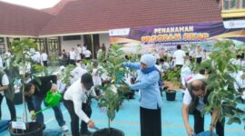 Gubernur Khofifah saat melakukan penanaman pohon di SMAN 2 Sumenep didampingi Kadisdik Jatim (kanan) dan Sekda Sumenep (kiri)