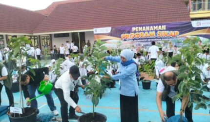 Khofifah usai Bagikan Bansos di Slopeng, Tanam Pohon di SMAN 2 Sumenep