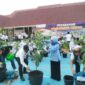 Gubernur Khofifah saat melakukan penanaman pohon di SMAN 2 Sumenep didampingi Kadisdik Jatim (kanan) dan Sekda Sumenep (kiri)