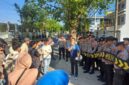 Hasyim saat.orasi di depan Kantor Kejaksaan Negeri Sumenep 