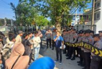 Hasyim saat.orasi di depan Kantor Kejaksaan Negeri Sumenep 