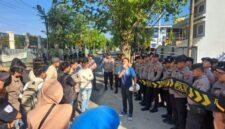 Hasyim saat.orasi di depan Kantor Kejaksaan Negeri Sumenep 