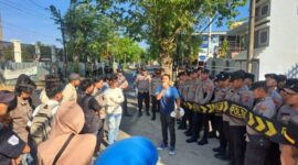 Hasyim saat.orasi di depan Kantor Kejaksaan Negeri Sumenep 