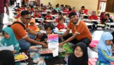 Bupati Sumenep Achmad Fauzi Wongsojudo (kanan) bersama Ketua Panitia, M. Syamsul Arifin