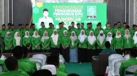Para Dewan Pengurus Cabang PKB Bondowoso saat dikukuhkan