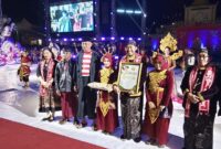 Bupati Sumenep, memegang piagam peenghargaan bersama perwakilan kementerian pariwisata dan tamu undangan dari luar daerah