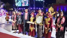 Bupati Sumenep, memegang piagam peenghargaan bersama perwakilan kementerian pariwisata dan tamu undangan dari luar daerah