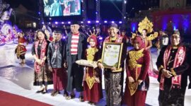 Bupati Sumenep, memegang piagam peenghargaan bersama perwakilan kementerian pariwisata dan tamu undangan dari luar daerah