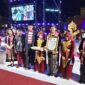 Bupati Sumenep, memegang piagam peenghargaan bersama perwakilan kementerian pariwisata dan tamu undangan dari luar daerah