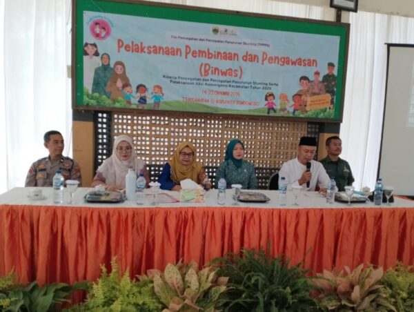 Camat Pujer Zulfikar (pegang mic) saat pemaparan Stunting