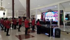 Drumband SDN Kota Kulon 1 saat unjuk kebolehan dihadapan Bupati Bondowoso