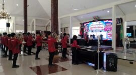 Drumband SDN Kota Kulon 1 saat unjuk kebolehan dihadapan Bupati Bondowoso