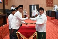 Wabup Sumenep KH Imam Hasyim (kanan) berjabat tangan dengan Ketua DPRD 