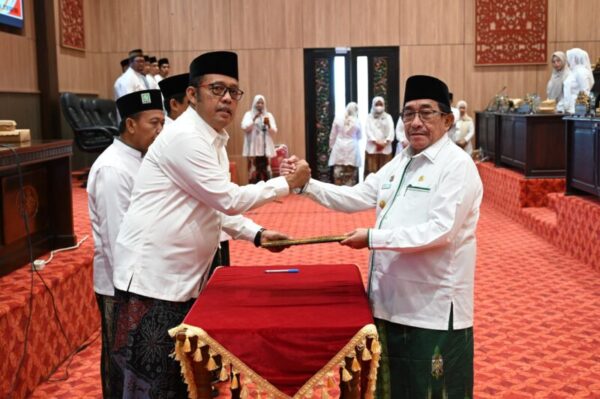Wabup Sumenep KH Imam Hasyim (kanan) berjabat tangan dengan Ketua DPRD 