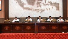 Ketua DPRD Sumenep, Zainal Arifin (dua dari kiri)