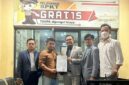 Dua dari kiri, Halimi, korban sekaligus pelapor Imam Mahdi Palsu saat di Polres Bangkalan 