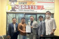 Dua dari kiri, Halimi, korban sekaligus pelapor Imam Mahdi Palsu saat di Polres Bangkalan 