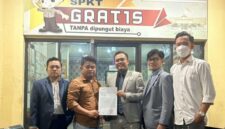 Dua dari kiri, Halimi, korban sekaligus pelapor Imam Mahdi Palsu saat di Polres Bangkalan