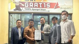 Dua dari kiri, Halimi, korban sekaligus pelapor Imam Mahdi Palsu saat di Polres Bangkalan 