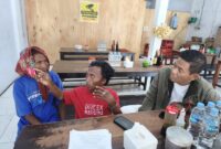 Sulaisi Abdurrazaq saat mendampingi korban di Polsek Camplong 