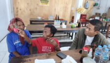 Sulaisi Abdurrazaq saat mendampingi korban di Polsek Camplong 