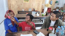 Sulaisi Abdurrazaq saat mendampingi korban di Polsek Camplong 