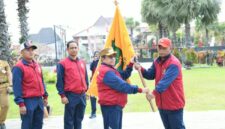 Wabup Sumenep KH Imam Hasyim (kiri) saat menyerahkan patokan Kontingen POPDA XV Jatim 