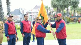 Wabup Sumenep KH Imam Hasyim (kiri) saat menyerahkan patokan Kontingen POPDA XV Jatim 