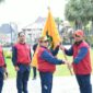 Wabup Sumenep KH Imam Hasyim (kiri) saat menyerahkan patokan Kontingen POPDA XV Jatim 
