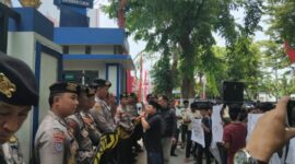 Suasa aksi demonstrasi di depan pintu Gerbang Bea & Cukai Madura, Jl. Panglima Sudirman Pamekasan