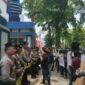 Suasa aksi demonstrasi di depan pintu Gerbang Bea & Cukai Madura, Jl. Panglima Sudirman Pamekasan