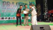 Perwakilan Bank jatim saat menerima Sertifikat Apresiasi Sponsor Utama