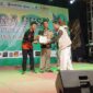 Perwakilan Bank jatim saat menerima Sertifikat Apresiasi Sponsor Utama