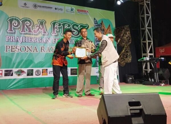 Perwakilan Bank jatim saat menerima Sertifikat Apresiasi Sponsor Utama