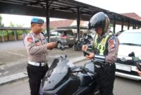 Personel Polresta Sumenep disiplin periksa kelengkapan kendaraan 