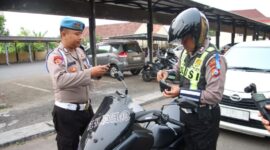 Personel Polresta Sumenep disiplin periksa kelengkapan kendaraan 