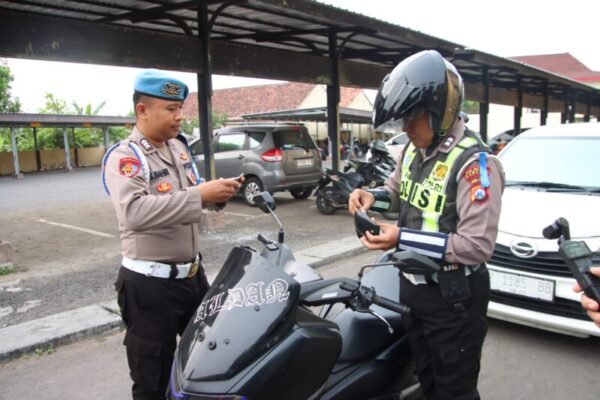 Personel Polresta Sumenep disiplin periksa kelengkapan kendaraan 