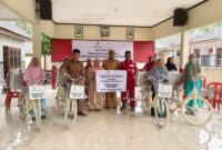 Penyerahan 10 unit sepeda intel lengkap dengan rombongnya untuk Perempuan pelaku UMKM di Desa Pagerungan Kecil oleh KEI
