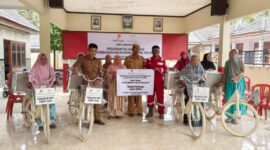 Penyerahan 10 unit sepeda intel lengkap dengan rombongnya untuk Perempuan pelaku UMKM di Desa Pagerungan Kecil oleh KEI
