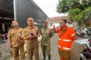 Lurah Nangkaan (kiri) bersama Camat Kota saat meninjau bencana