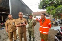 Lurah Nangkaan (kiri) bersama Camat Kota saat meninjau bencana