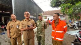 Lurah Nangkaan (kiri) bersama Camat Kota saat meninjau bencana