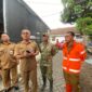 Lurah Nangkaan (kiri) bersama Camat Kota saat meninjau bencana