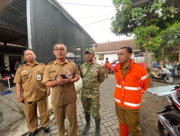Lurah Nangkaan (kiri) bersama Camat Kota saat meninjau bencana